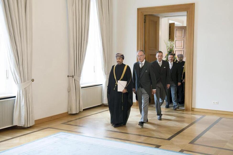 Der Botschafter und seine Delegation werden in die Galerie von Schloss Bellevue begleitet.