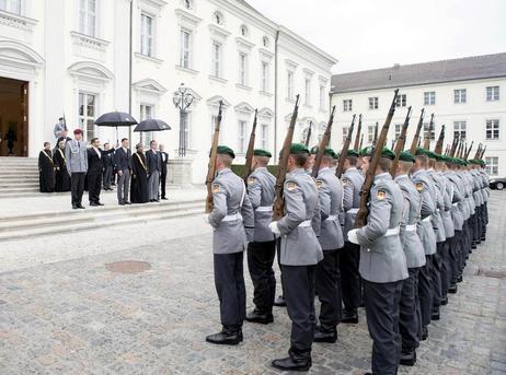 Nach dem Gruppenbild wird der Botschafter vor Schloss Bellevue offiziell verabschiedet.