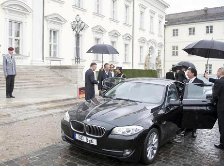 Der Botschafter wird vom Chef des Protokolls des Auswärtigen Amtes zum Auto gebracht.
