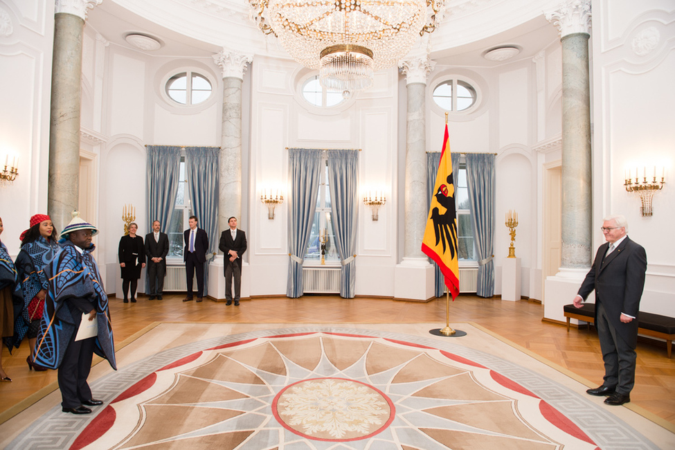 Bundespräsident Frank-Walter Steinmeier empfängt den Botschafter im Langhanssaal.