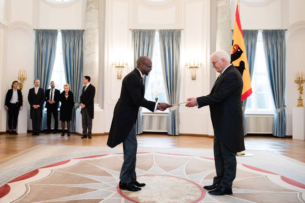 Bundespräsident Frank-Walter Steinmeier empfängt vom Botschafter dessen Beglaubigungsschreiben.