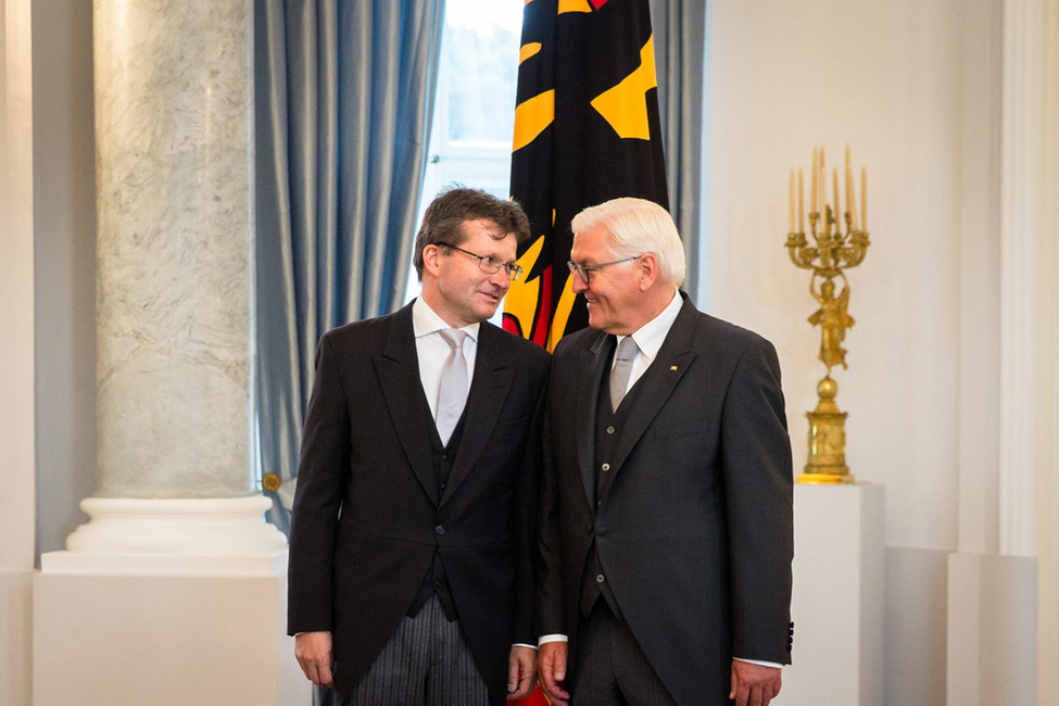 Das offizielle Bild mit Bundespräsident Frank-Walter Steinmeier vor der Standarte.