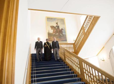 Der Botschafter wird nach dem Gespräch in die Galerie begleitet, wo seine Delegation auf ihn wartet.