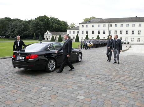 Der Botschafter wird bei seiner Ankunft im Ehrenhof von Schloss Bellevue vom Chef des Protokolls des Auswärtigen Amtes begrüßt.