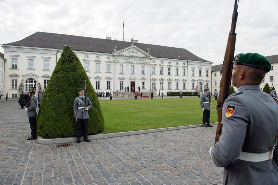 Ehrenspalier vor Schloss Bellevue beim Eintreffen eines Staatsgastes