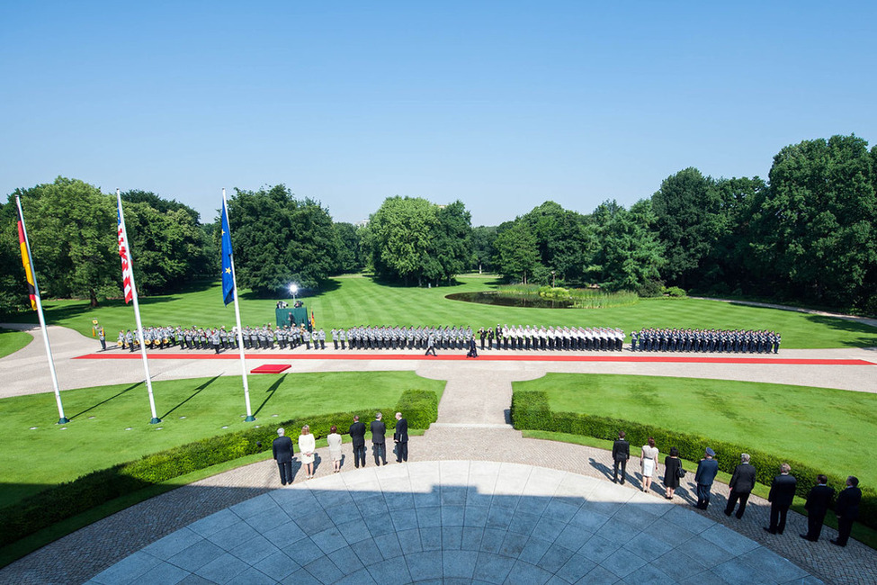 Militärische Ehren im Park von Schloss Bellevue anlässlich des offiziellen Besuchs des Präsidenten der Vereinigten Staaten von Amerika, Barack Obama