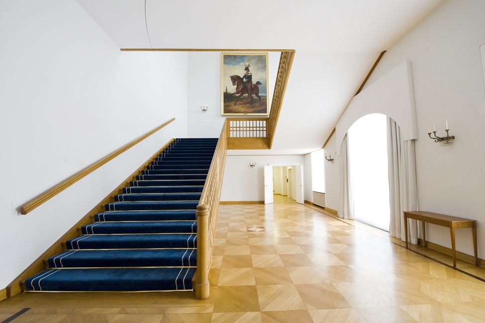 Die Treppe ins Obergeschoss mit dem Gemälde "Friedrich Wilhelm III." (1832) von Franz Krüger – eine Leihgabe des Hauses Hohenzollern, SKH Georg Friedrich Prinz von Preussen