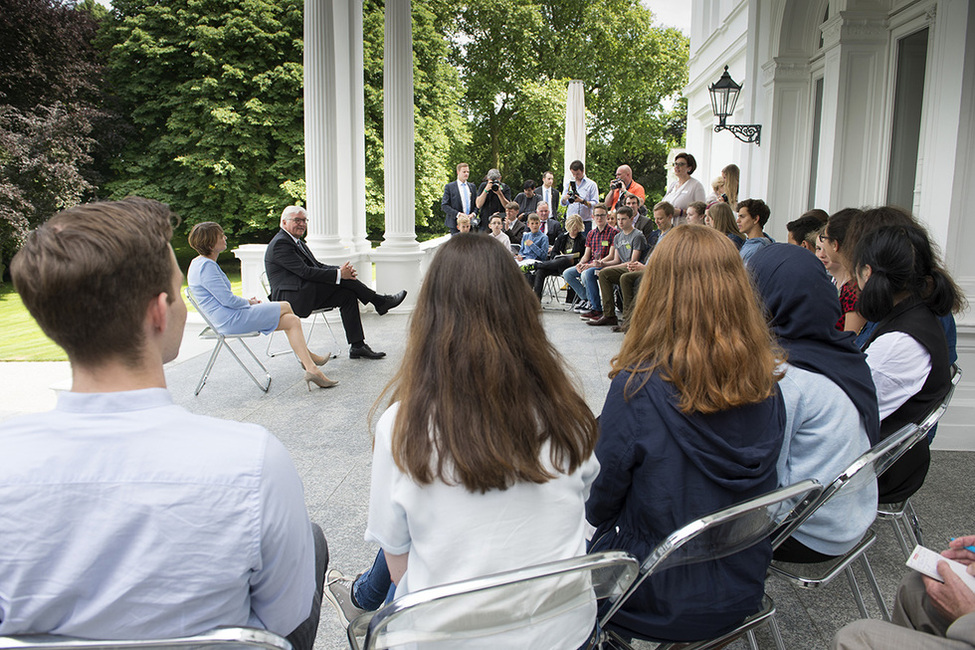 Bundespräsident Frank-Walter Steinmeier und Elke Büdenbender im Gespräch mit Schülerinnen und Schülern der Bonner Marie-Kahle-Gesamtschule auf der Terrasse der Villa Hammerschmidt im Mai 2017