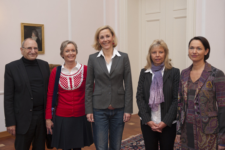 Bettina Wulff (Mitte) mit den Teilnehmern der Konferenz für das bundesweite Projektvorhaben der Stiftung "Eine Chance für Kinder"