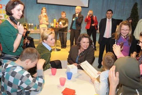 Bettina Wulff und Verbraucherschutzministerin Ilse Aigner unterhalten sich mit Kindern über gesunde Ernährung