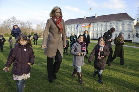Bettina Wullff mit den Kindern bei ihrer Expedition im Park von Schloss Bellevue
