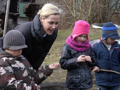 Bettina Wulff besucht den Kinder- und Jugendbauernhof in Kiel