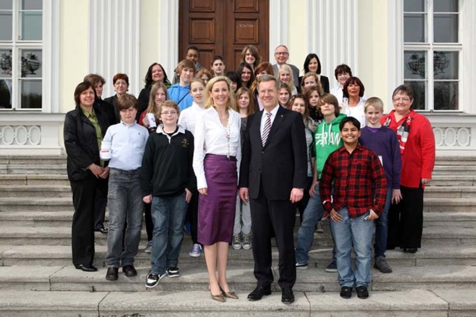 Bettina Wulff und ihr Mann mit den Schülerinnen und Schülern vor Schloss Bellevue