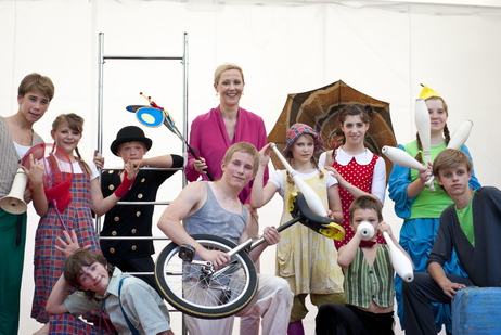 Bettina Wulff mit den Kindern und Jugendlichen des Zirkusses Upsala