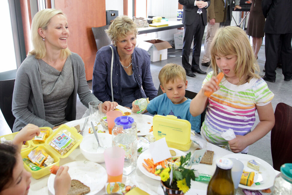 Bettina Wulff übergibt den Erstklässlern der Goethe-Grundschule die Bio-Brotbox