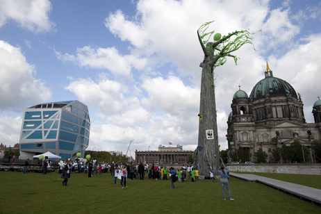 Der luftgefüllte Tropenbaum auf dem Berliner Schlossplatz