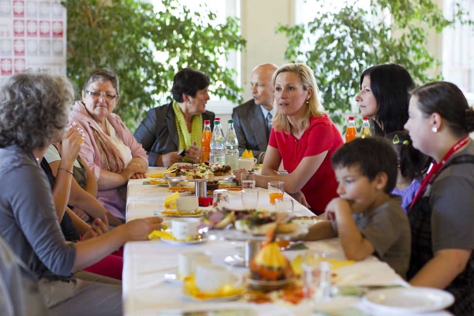 Bettina Wulff im Gespräch mit den Müttern beim Besuch der Mutter-Kind-Klinik des Müttergenesungswerkes