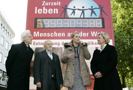 Bettina Wulff vor der neuen Weltbevölkerungsuhr in Hannover