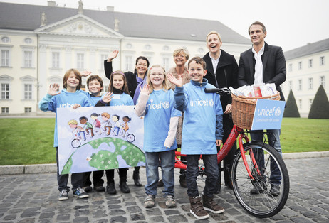 Bettina Wulff mit UNICEF-Pate Ralf Bauer sowie Schülerinnen und Schülern vor Schloss Bellevue