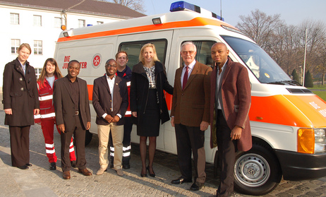 Bettina Wulff mit Vertretern der Johanniter-Unfall-Hilfe e.V. und Connectica e.V. vor Schloss Bellevue