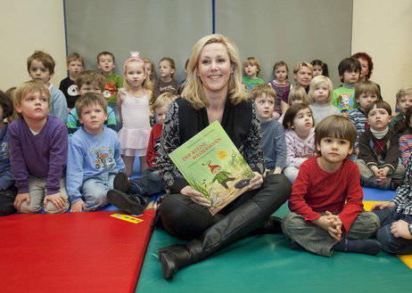 Bettina Wulff bei der Vorlesestunde in der KITA Kritzelknirpse in Berlin