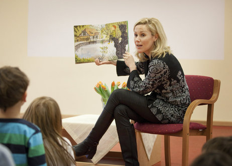 Bettina Wulff liest den Kindern aus Der kleine Wassermann vor 