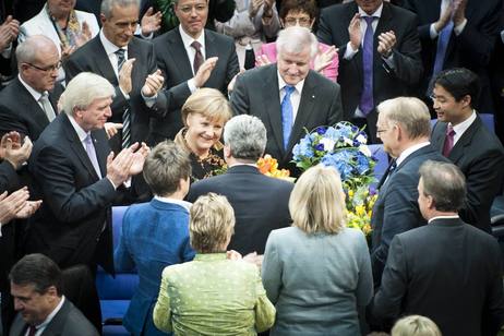 Bundesversammlung im Plenarsaal des Deutschen Bundestages - Bundeskanzlerin Angela Merkel gratuliert Joachim Gauck zu seiner Wahl
