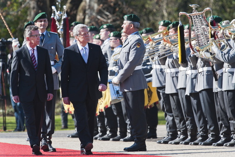 Begrüßung von Bundespräsident Joachim Gauck mit militärischen Ehren im Park von Schloss Bellevue - Bundespräsident Joachim Gauck und der Bundesminister der Verteidigung, Thomas de Maizière