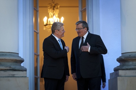 Bundespräsident Joachim Gauck und der polnische Präsident Bronislaw Komorowski auf der Terrasse des Belweder-Palastes in Warschau