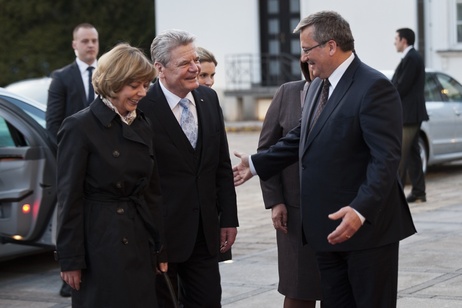 Bundespräsident Joachim Gauck und seine Lebenspartnerin Daniela Schadt werden vom polnischen Präsidenten Bronisław Komorowski im Belweder-Palast in Warschau begrüßt
