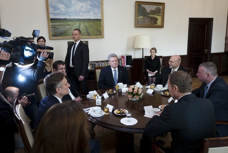 Bundespräsident Joachim Gauck im Gespräch mit dem polnischen Ministerpräsidenten Donald Tusk in dessen Amtssitz