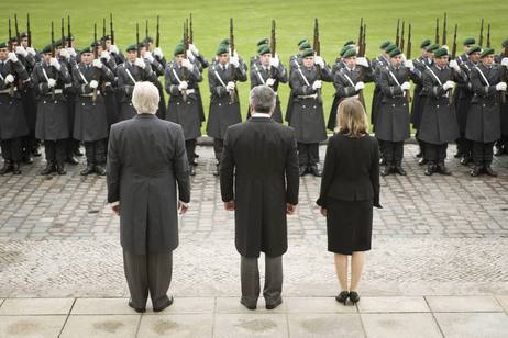 Begrüßung des Botschafters der Kirgisischen Republik, Bolot Isakowitsch Otunbaev, mit einem kleinen militärischen Zeremoniell vor Schloss Bellevue