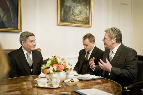 Bundespräsident Joachim Gauck im Gespräch mit dem Botschafter der Kirgisischen Republik, Bolot Isakowitsch Otunbaev, im Salon Luise von Schloss Bellevue