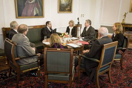 Bundespräsident Joachim Gauck im Gespräch mit dem Botschafter der Portugiesischen Republik, Caetano Luís Pequito de Almeida Sampaio, im Salon Luise von Schloss Bellevue