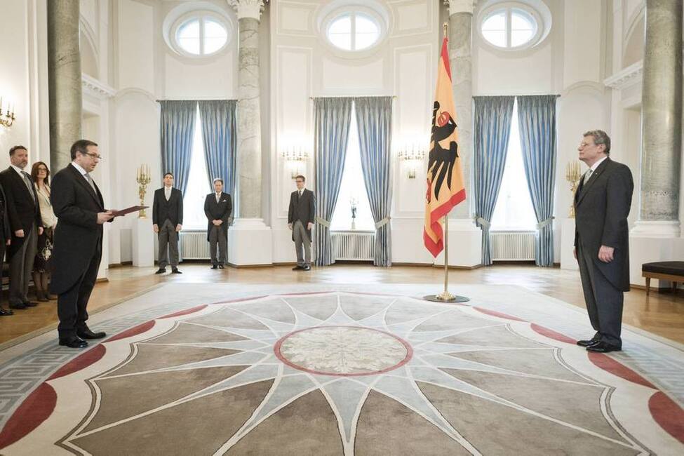 Bundespräsident Joachim Gauck nimmt das Beglaubigungsschreiben vom Botschafter der Portugiesischen Republik, Caetano Luís Pequito de Almeida Sampaio, im Langhanssaal von Schloss Bellevue entgegen