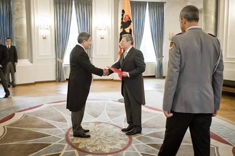 Bundespräsident Joachim Gauck nimmt das Beglaubigungsschreiben vom Botschafter der Kirgisischen Republik, Bolot Isakowitsch Otunbaev, im Langhanssaal von Schloss Bellevue entgegen