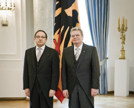 Bundespräsident Joachim Gauck nimmt das Beglaubigungsschreiben vom Botschafter der Portugiesischen Republik, Caetano Luís Pequito de Almeida Sampaio, im Langhanssaal von Schloss Bellevue entgegen