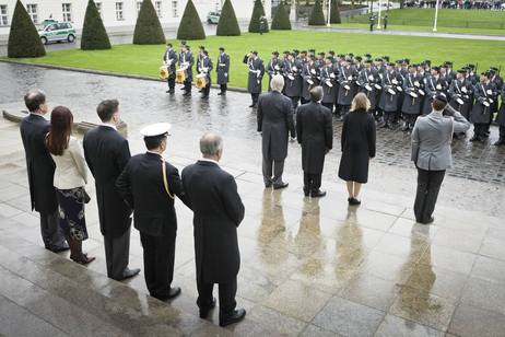 Verabschiedung des Botschafters mit einem kleinen militärischen Zeremoniell vor Schloss Bellevue