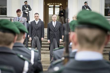 Verabschiedung des Botschafters der Republik Peru, José Antonio Meier Espinosa, mit einem kleinen militärischen Zeremoniell vor Schloss Bellevue