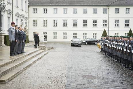 Verabschiedung des Botschafters der Republik Peru, José Antonio Meier Espinosa, mit einem kleinen militärischen Zeremoniell vor Schloss Bellevue