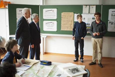 Bundespräsident Joachim Gauck in einem Klassenzimmer der Geschwister-Scholl-Schule in Tübingen