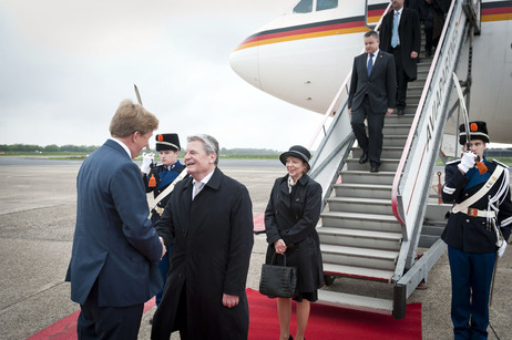 Ankunft auf dem Flughafen in Rotterdam-Den Haag und Begrüßung durch Prinz Willem-Alexander von Oranien