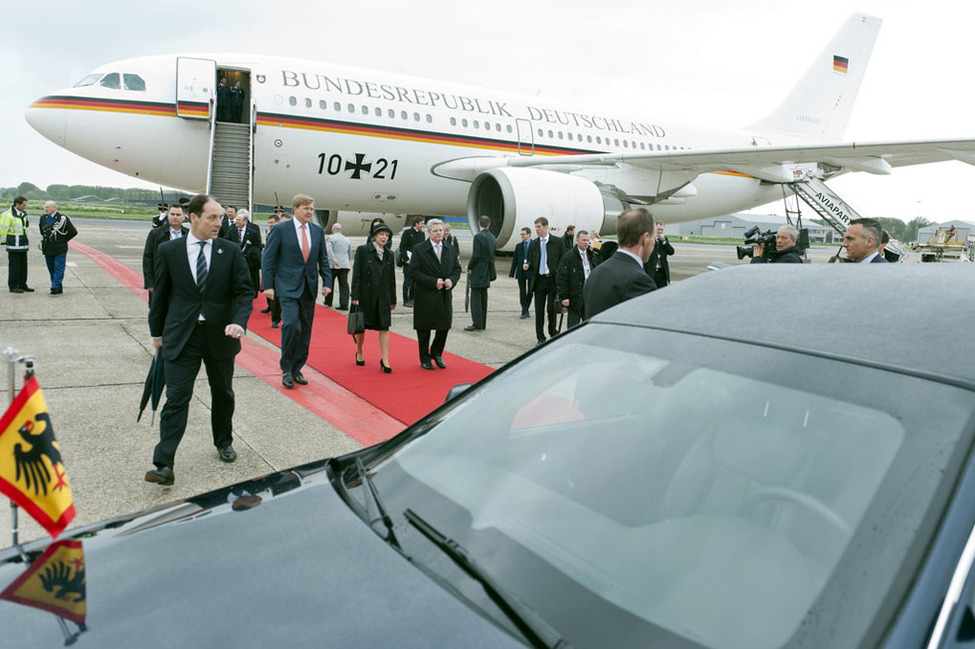 Ankunft auf dem Flughafen in Rotterdam-Den Haag und Begrüßung durch Prinz Willem-Alexander von Oranien