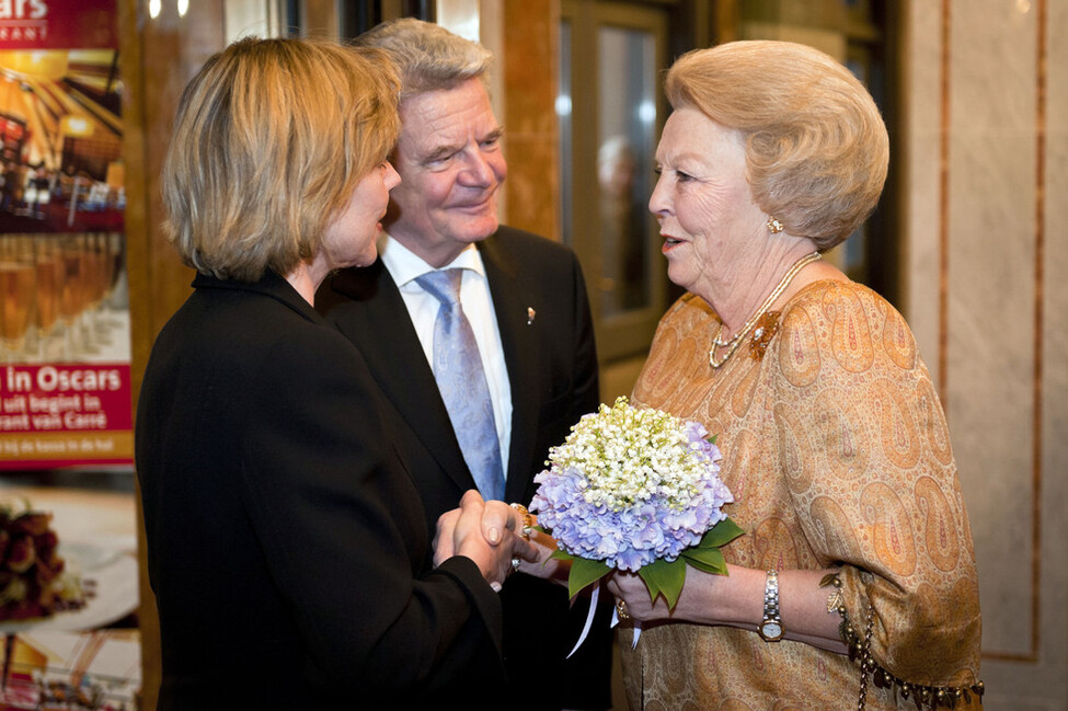 Bundespräsident Joachim Gauck und Frau Daniela Schadt mit Königin Beatrix der Niederlande im Königlichen Theater Carré