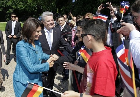 Bundespräsident Joachim Gauck und die Präsidentin Costa Ricas, Laura Chinchilla Miranda, mit Schülerinnen und Schülern im Park von Schloss Bellevue