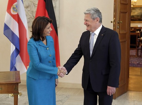 Bundespräsident Joachim Gauck und die Präsidentin Costa Ricas, Laura Chinchilla Miranda, in der Eingangshalle von Schloss Bellevue