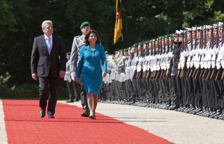 Bundespräsident Joachim Gauck und die Präsidentin Costa Ricas bei den militärischen Ehren im Park von Schloss Bellevue