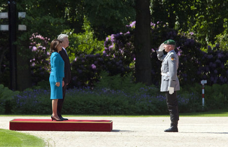 Bundespräsident Joachim Gauck und die Präsidentin Costa Ricas bei den militärischen Ehren im Park von Schloss Bellevue