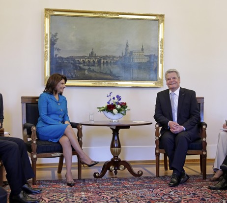Bundespräsident Joachim Gauck und die Präsidentin Costa Ricas im Gespräch im Amtszimmer von Schloss Bellevue