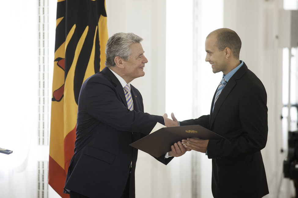 Bundespräsident Joachim Gauck zeichnet Daniel Scheffler mit der Verdienstmedaille aus